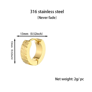 Détail de boucles d'oreilles huggie 13mm en acier inoxydable doré à surface ondulée