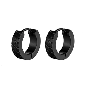 Boucles d'oreilles créoles noires en acier inoxydable avec texture industrielle de pneu