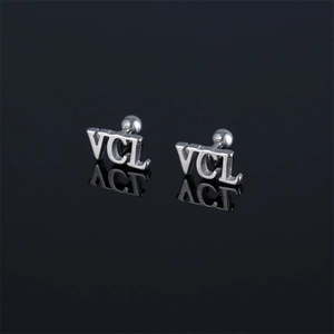 Boucles d'oreilles lettre VCL en acier inoxydable poli avec fermeture à vis sécurisée