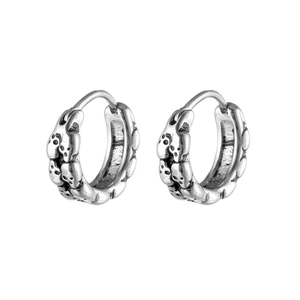 Boucles d'oreilles créoles en acier avec gravure de crâne au fini argent vieilli