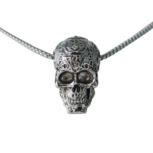 Colgante de calavera gótica vintage con relieves de tótem y cadena de eslabones cuadrados