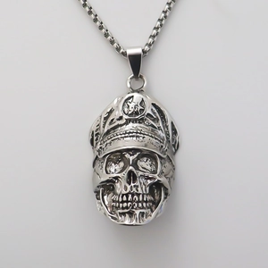 Collier rétro punk avec pendentif tête de mort en acier et chapeau d'officier