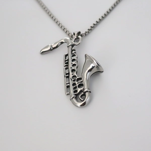 Collana con ciondolo a sassofono in acciaio inossidabile argento lucido e catena box