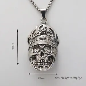 Collier pendentif crâne gothique avec chapeau militaire en argent vieilli pesant 29g