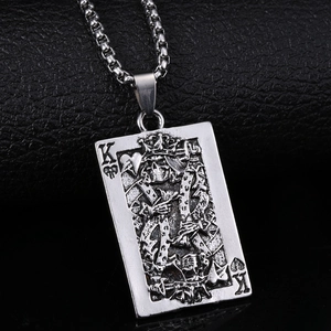 Collier Pendentif Roi de Poker K Crâne en Alliage Rétro Bijoux Vintage Électroplaqués Style Hip Hop Punk pour Hommes Femmes Unisexe