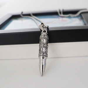 Collier pendentif balle en acier inoxydable vintage avec symboles religieux gravés