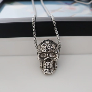 Colgante calavera punk vintage en acero inoxidable con cadena de caja plateada