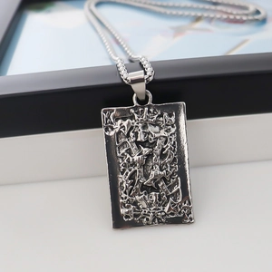 Collier avec pendentif Roi de pique en acier inoxydable rétro et chaîne argentée vintage