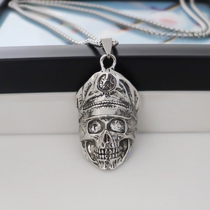 Pendentif tête de mort gothique avec casquette militaire sur chaîne box pour hommes