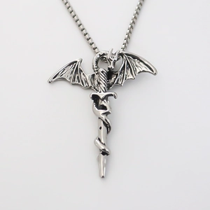 Pendentif dragon gothique enroulé autour d'une épée avec chaîne en argent vieilli