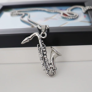 Collana con pendente a sassofono in acciaio inossidabile argento lucido per tutti