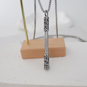 Collar para hombre con colgante de barra de acero inoxidable y patrones grabados