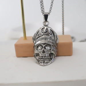 Collier tête de mort punk avec chapeau militaire et finition acier vintage pour homme et femme