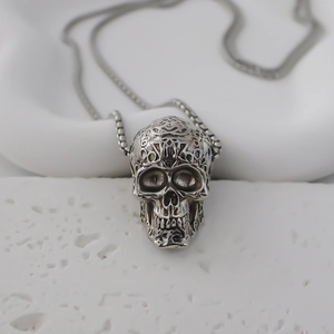 Collar con colgante de calavera gótica vintage en acero inoxidable con grabados