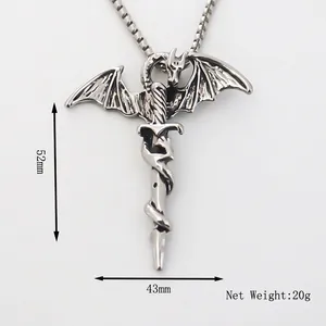 Collier pendentif épée de dragon gothique avec ailes déployées et finition argentée