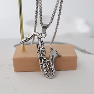 Collana con ciondolo a forma di sassofono lucido in acciaio inossidabile e intaglio musicale