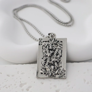 Vue macro du pendentif roi de pique argent vintage sur une chaîne à maillons