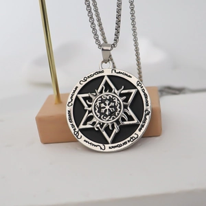 Détail du pendentif étoile à six branches vintage avec runes gravées sur chaîne argent