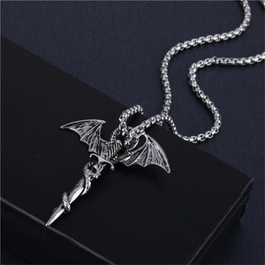 Détail du pendentif ailes de dragon gothique avec épée sur une boîte à bijoux noire