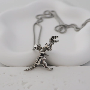 Makroaufnahme von Retro-Silber-Dinosaurierskelett-Anhänger mit feinen Gelenkdetails