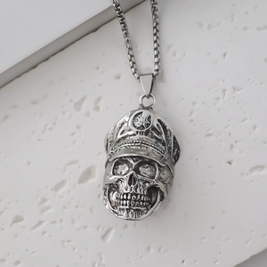 Vue détaillée du pendentif tête de mort avec bonnet militaire sur fond de pierre