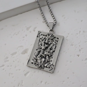 Gros plan du pendentif Roi de Cœur en acier inoxydable vintage avec texture vieillie