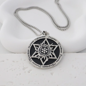 Collier avec pendentif rond argenté vintage et motif d'étoile à six branches chic