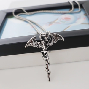 Pendentif dragon gothique sur une épée croisée en argent antique avec chaîne