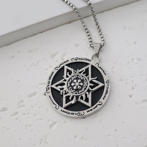 Gros plan du pendentif hip-hop argenté avec motif étoile sur fond de pierre blanche