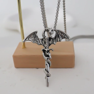 Gros plan détaillé du pendentif dragon et épée gothique argenté avec finition vintage