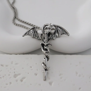Collier avec pendentif épée aile de dragon gothique avec finition antique sur socle
