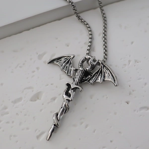 Détail du pendentif dragon gothique sur épée avec finition vintage et chaîne box