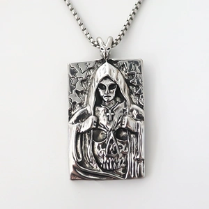 Collana con ciondolo quadrato gotico con figura incappucciata e teschio su catena