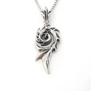 Pendentif plume rotative argenté sur chaîne box pour homme avec un style tribal vintage