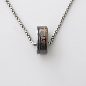 Collier minimaliste en acier inoxydable avec pendentif rond noir gravé de la prière du Seigneur