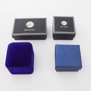 Détail de boîtes à bijoux haut de gamme en velours et papier avec motifs de marguerites