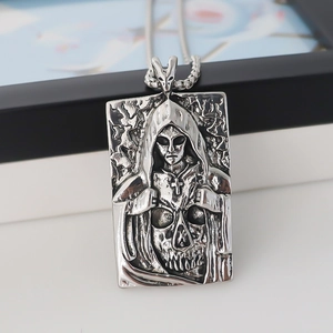 Collana a rilievo quadrato gotico con teschio e mietitore su catena a scatola