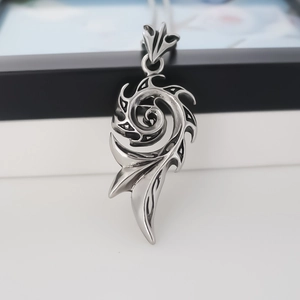 Pendentif plume tribale vintage en acier inoxydable avec motif flamme et finition polie