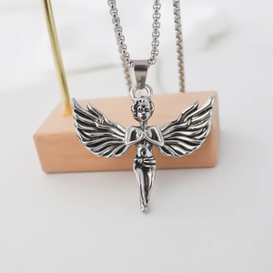 Antieke zilveren engel hanger ketting met open vleugels aan een minimalistische ketting