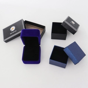 Écrin à bijoux en velours bleu marine et boîtes noires marguerite avec mousse