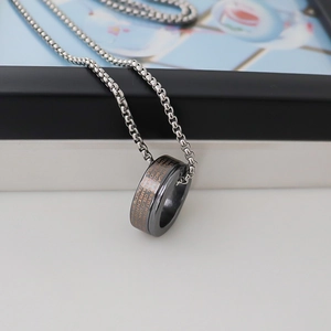Collier en acier inoxydable avec maille carrée et pendentif anneau gris gravé de texte