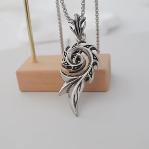 Collier à pendentif totem flamme rétro en acier inoxydable sur socle en bois