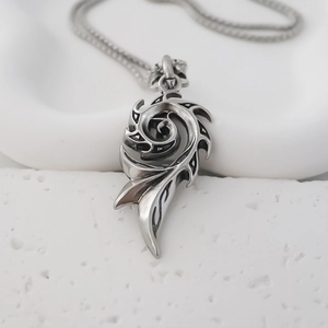 Détail macro du collier pendentif totem en spirale vintage avec finition argentée rétro