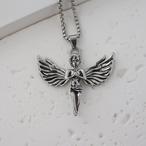 Macro-opname van retro engel hanger ketting met gedetailleerde vleugels en parelketting