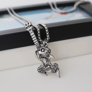 Collier pendentif guitare crâne vintage avec chaîne de boîte argentée pour style rock homme