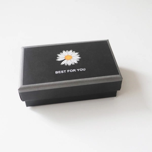 Détail d'un coffret cadeau noir pour bijoux avec motif marguerite et texte Best For You