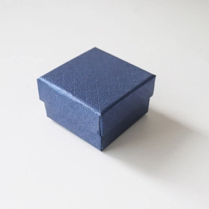 Boîte à bijoux bleu foncé avec texture losange pour bagues et boucles