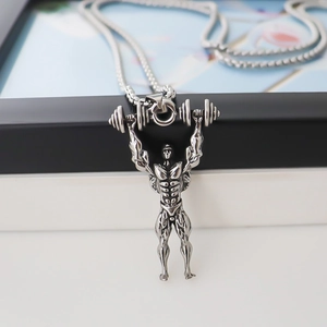 Collier avec pendentif haltérophile argenté et homme musclé soulevant une barre