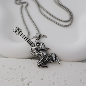 Collier vintage en argent avec pendentif guitare crâne pour homme au style rock et punk