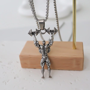 Détail du pendentif haltérophile argenté avec barre sur une chaîne à maillons perlés